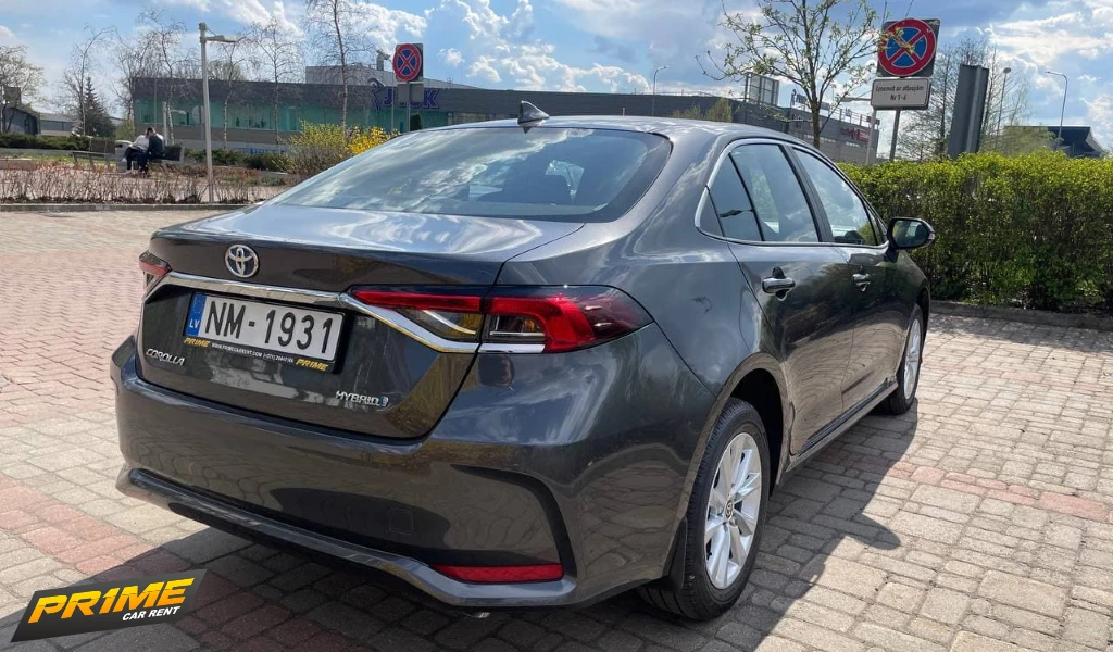 Toyota Corolla Sedan Hybrid1
